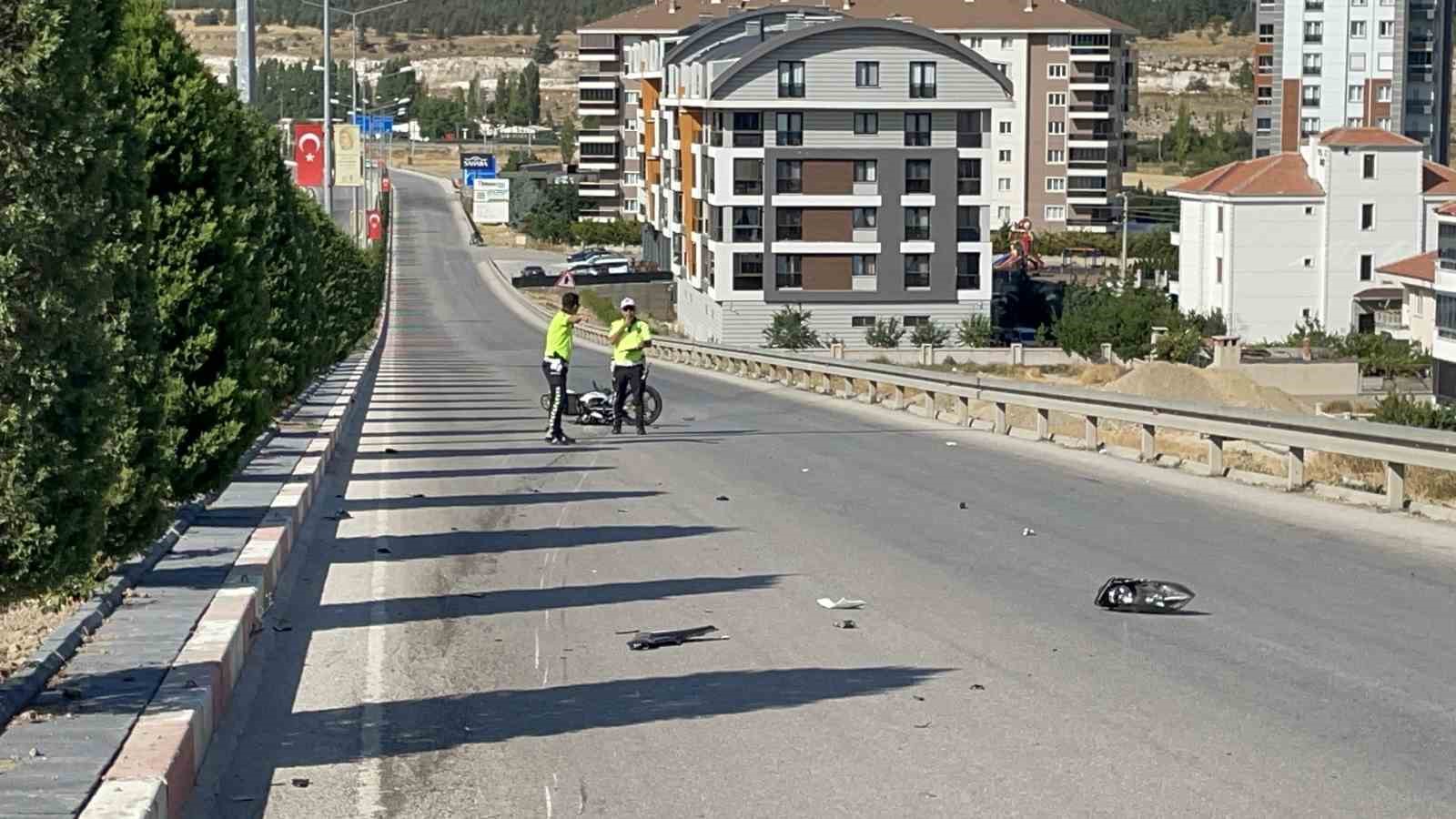 karaman-da-otomobille-carpisip-devrilen-motosikletin-surucusu-yaralandi