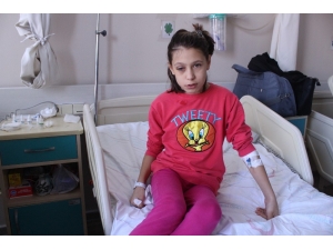 Poşeti Bıçakla Açmak İstedi, Bıçak Gözüne Battı