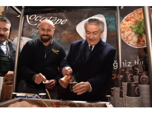 Finale Giren Üniversitelilere Kampüste Kahve İkramı