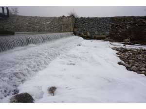 Dere’nin Rengi Atıklar Nedeniyle Beyaza Döndü