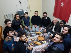 Rektör Savaş, Öğrenci Evinde Menemen Sofrasına Eşlik Etti