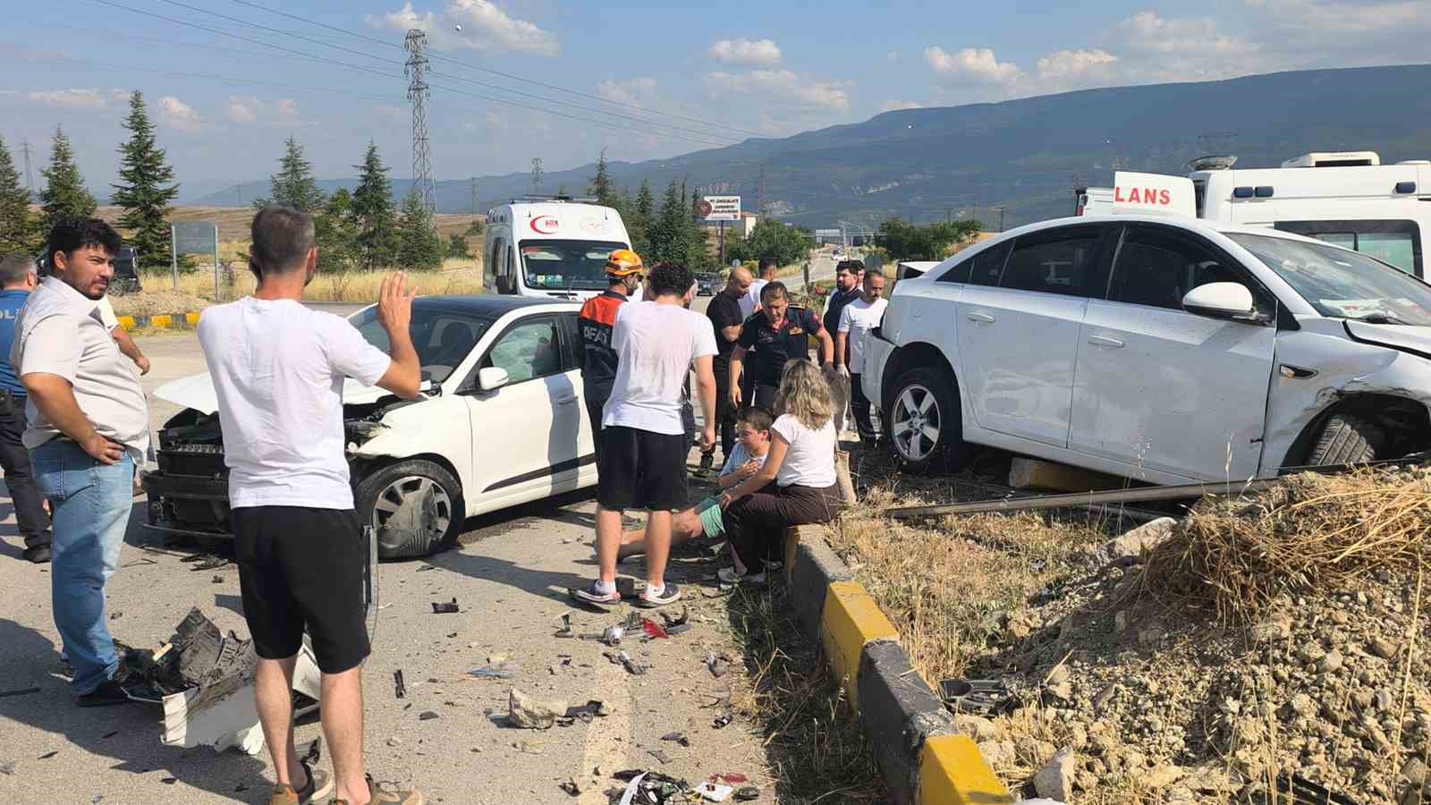 karabuk-te-iki-otomobil-carpisti-1-i-agir-7-yarali