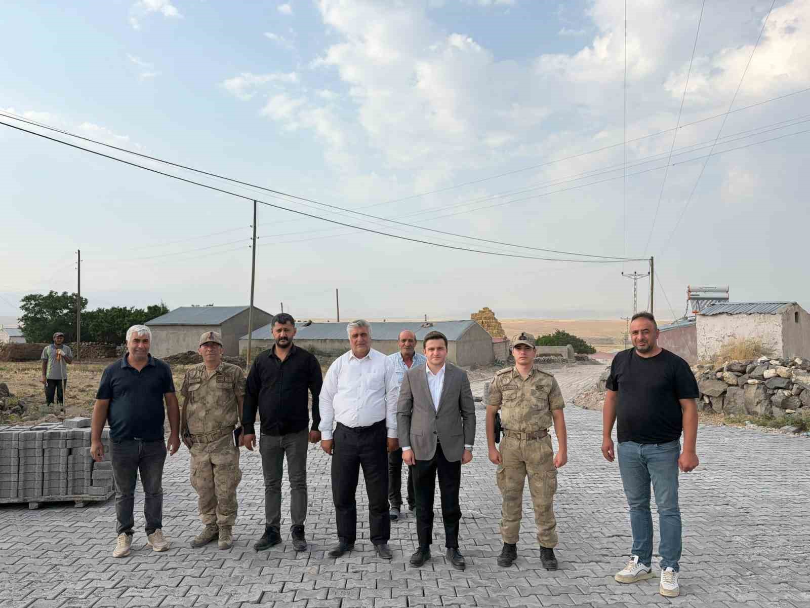 digor-da-koydes-calismalari-suruyor-kaymakam-zengin-karabag-koyundeki-parke-tasi-yapimini-inceledi