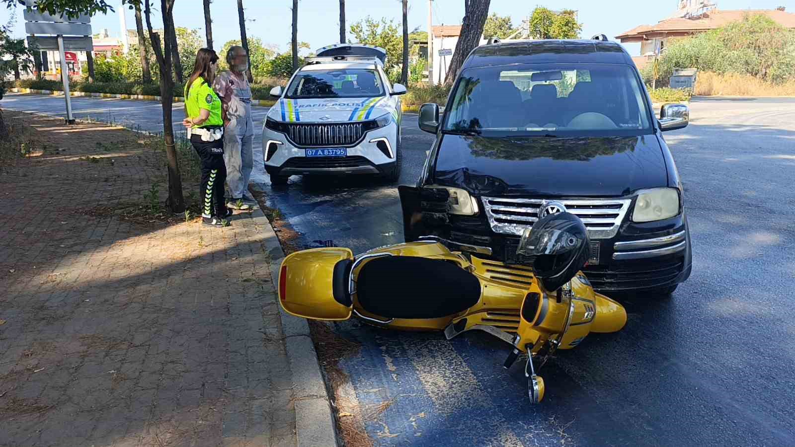 hafif-ticari-arac-motorlu-bisiklete-carpti-1-yarali