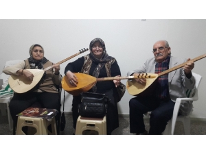 Saz Çalmayı 65’inden Sonra Öğrendiler