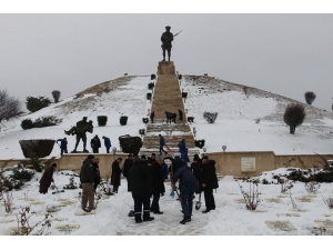Tüm Kamu Personeli Şehitlik Temizliği İçin Seferber Oldu