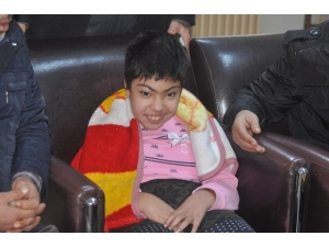 Ortaokul Öğrencileri Biriktirdikleri Mavi Kapakla Engelli Çocuğa Tekerlekli Sandalye Aldı