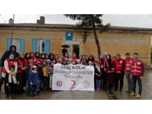 Üniversite Öğrencilerinden Köy Okullarına Yardım