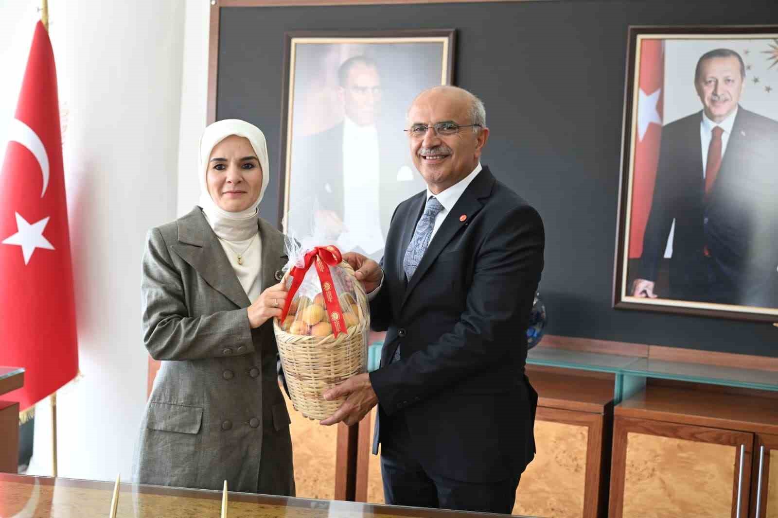 bakan-goktas-cok-iyi-bir-kutuphane-olmus