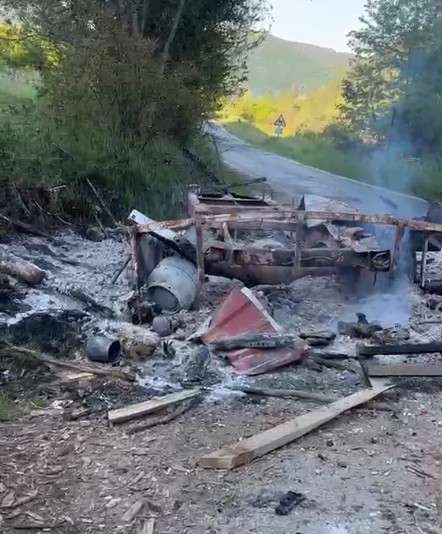 kastamonu-da-park-halindeki-karavan-ile-is-makinesi-yandi