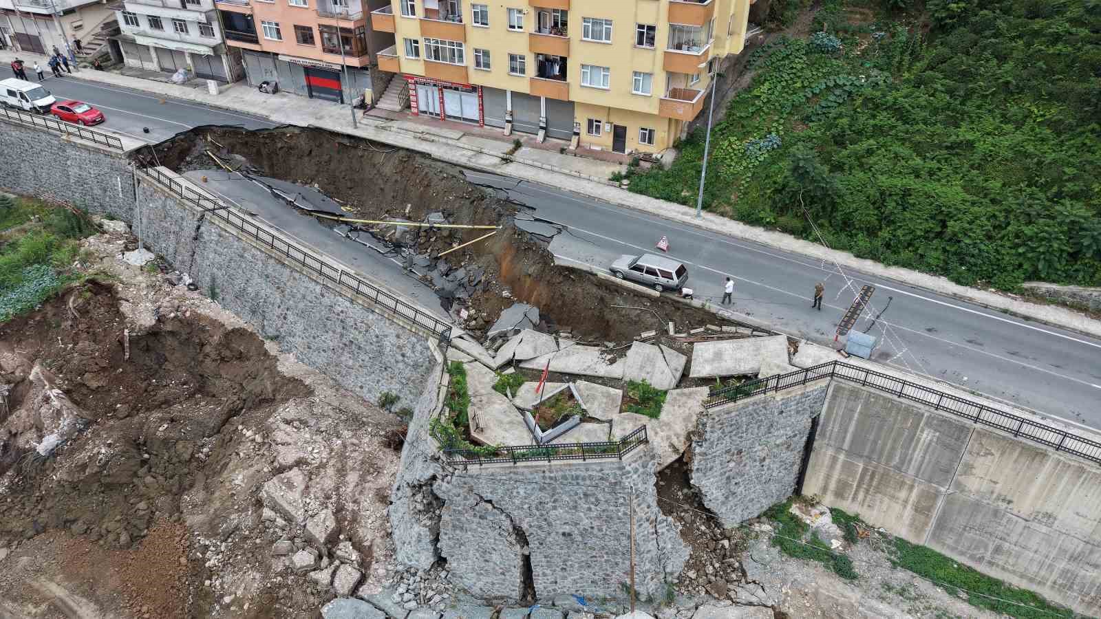 rize-de-2-binanin-tahliyesine-olan-gocuk-havadan-goruntulendi
