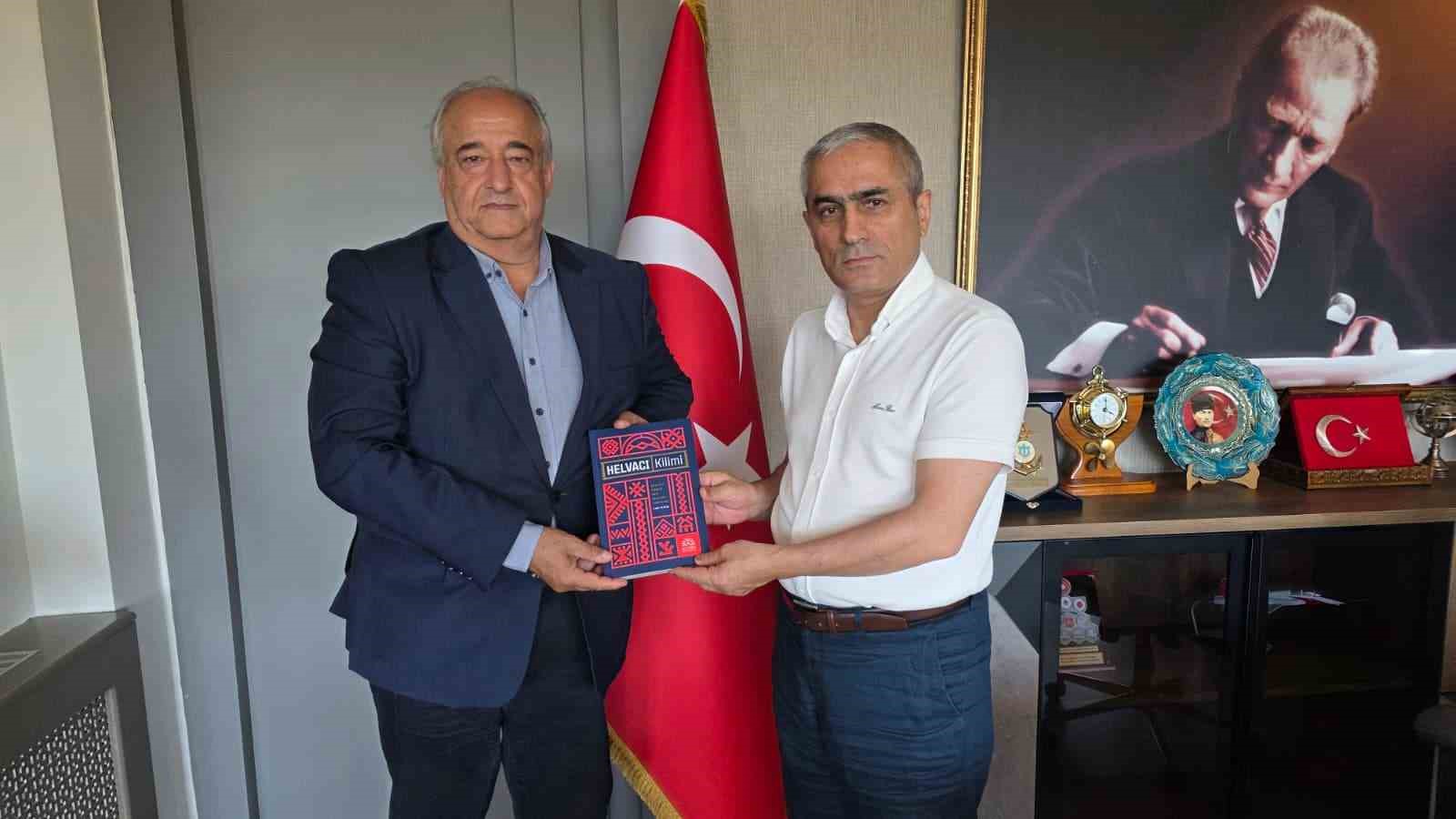 baskan-ozturk-ten-kaymakam-guney-e-helvaci-kilimi-kitabi-takdimi