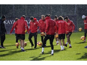 Kayserispor Yağmurda Çalıştı