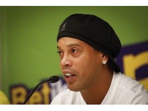 Ronaldinho’nun Ülke Dışına Çıkması Yasaklandı