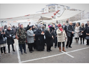 Kadın Muhtar Adayı Vaatlerini Sıraladı, Alkış Tufanı Koptu