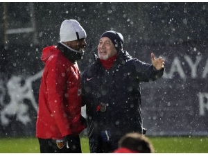 Yabancılar Kampa Katıldı