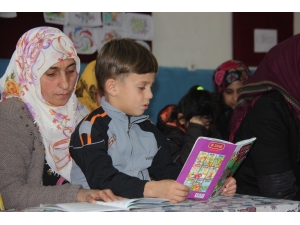 Anne Ve Çocuklar Aynı Sırada