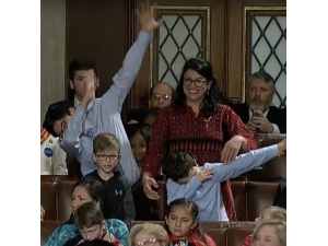 Abd’de Kongre Üyesi Geleneksel Filistin Kıyafeti İle Yemin Etti