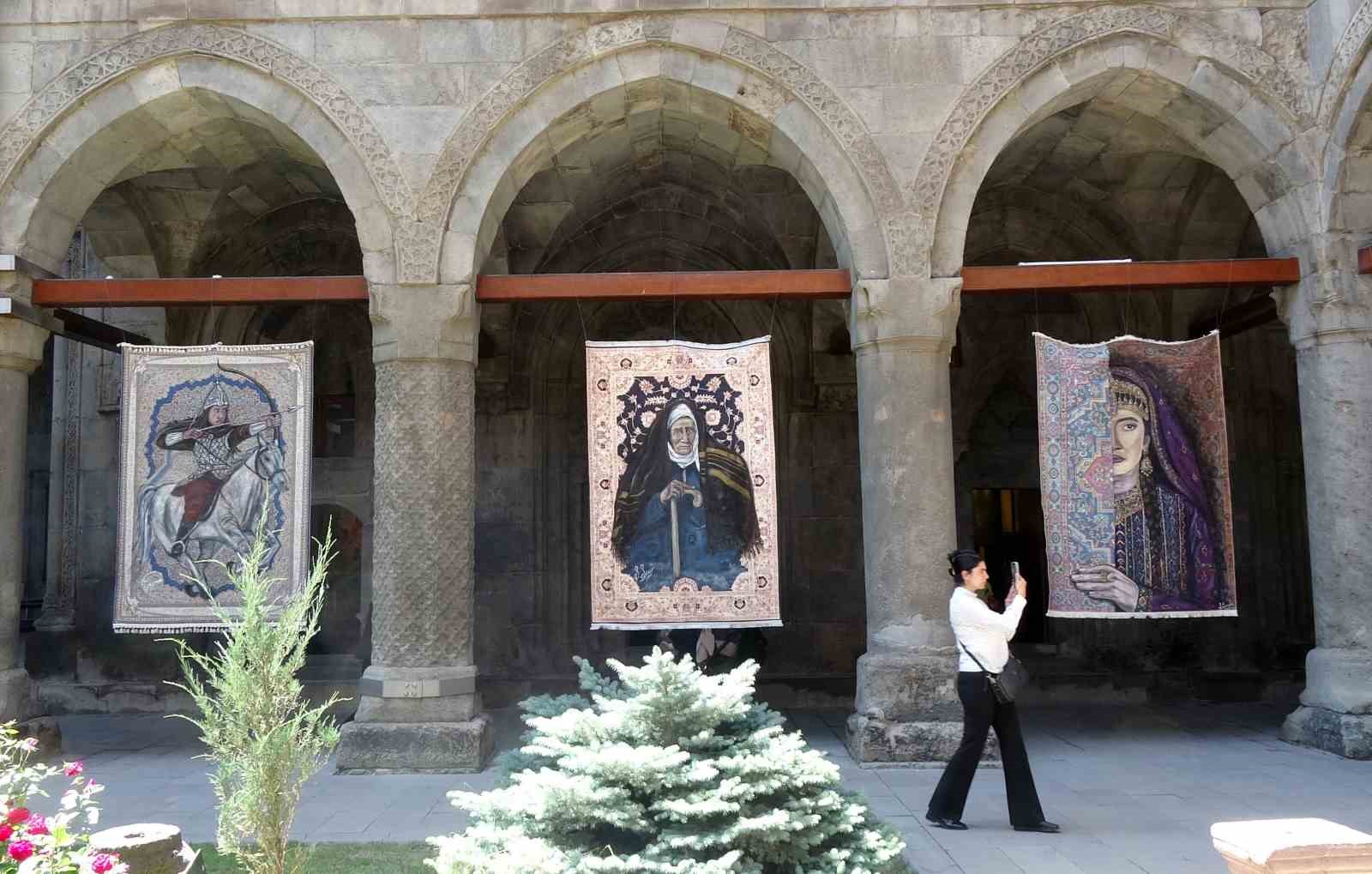 turkiye-de-bir-ilki-yapiyor-kilim-uzerine-fircasiyla-turk-tarihini-resmediyor