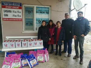 Soğuk Ve Karlı Havalarda Sadık Dostlarını Unutmadılar