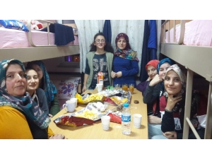 Anneler Bir Gününü Çocukları İle Pansiyonda Geçiriyor