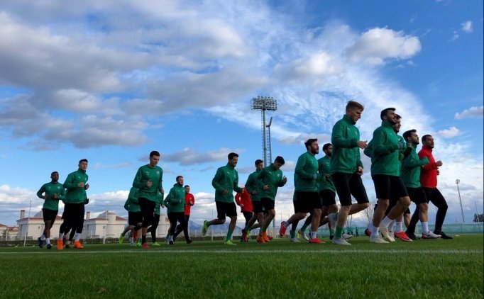 Bursaspor Ikinci Yarı Hazırlıklarını Sürdürüyor