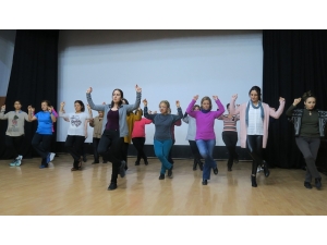 Halk Oyunları Ve Dans Kurslarına Foça’da Büyük İlgi