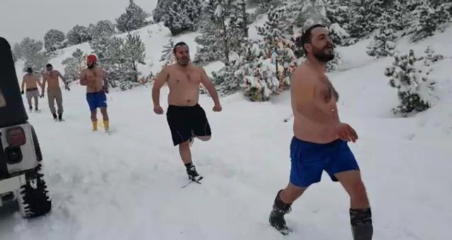 Karda Kıyafetlerini Çıkartıp Dans Eden Beş Kafadar, Mankenlik Yapıp Haber Sundular