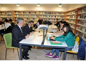 Vali Ve Rektör Öğrencilerle Kitap Okudu