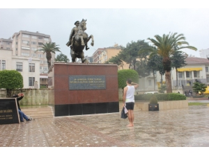 “Ambulans Ali” Yağmur Altında Atletle Kent Meydanında Türkiye İçin Dua Etti