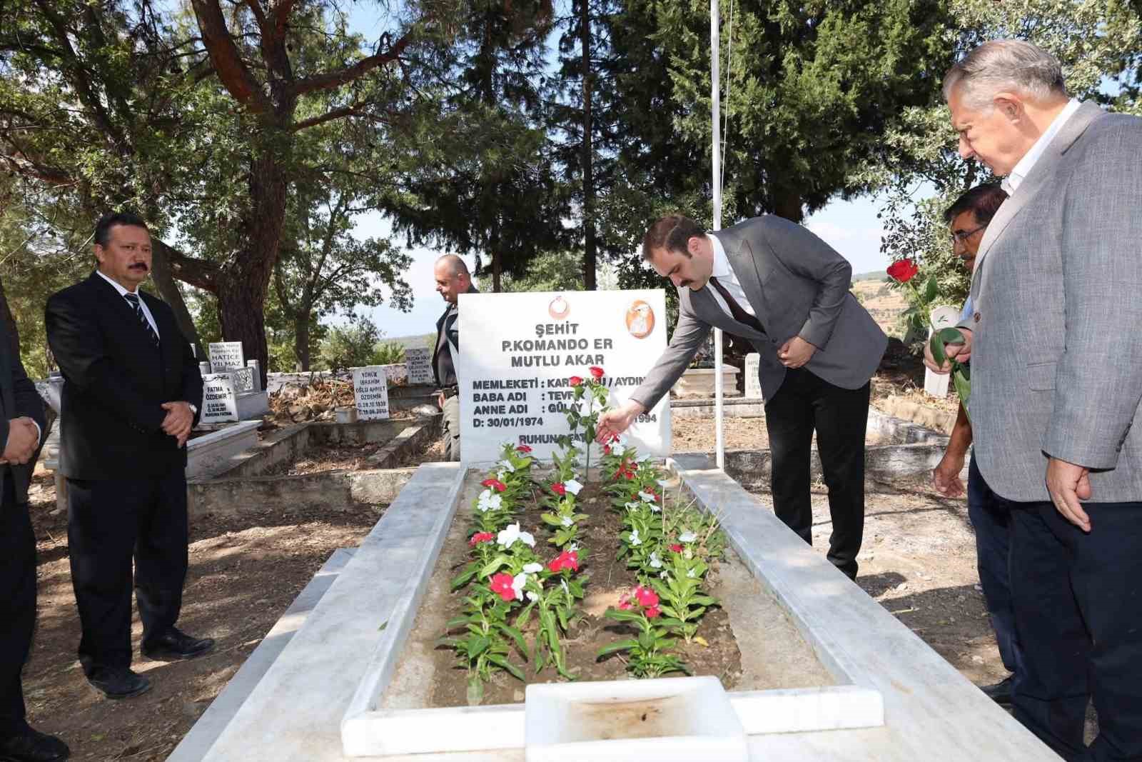 karacasu-da-sehit-akar-mezari-basinda-anildi