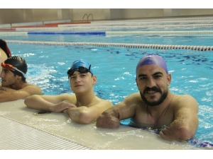 Engelli Yüzücüler Türkiye Şampiyonasına Hazırlanıyor