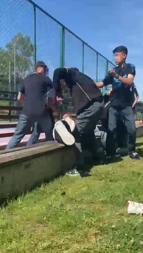 arnavutkoy-de-cocuklar-arasindaki-kavga-kamerada-acimasizca-saldirdilar