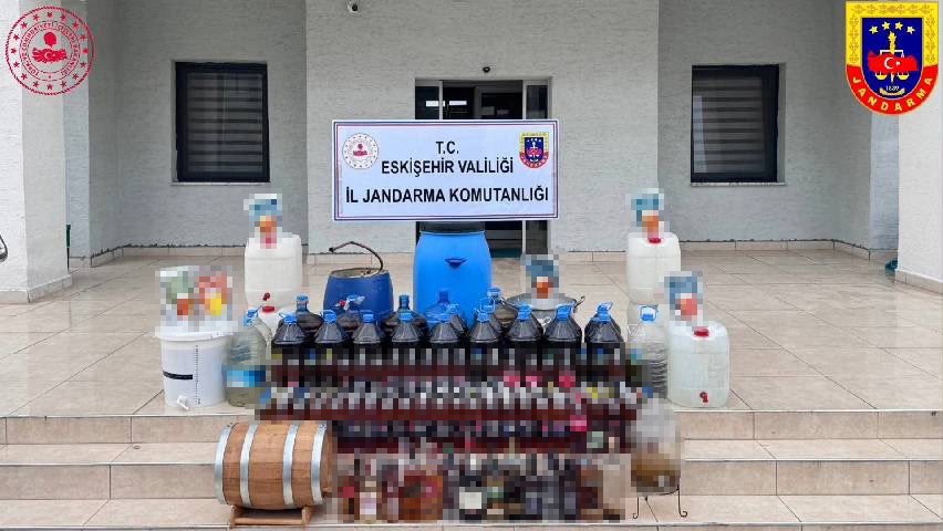 evinde-kacak-icki-uretmek-icin-damitma-sistemi-kuran-supheli-yakalandi