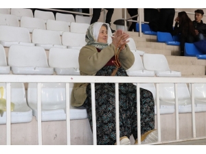 Tespihli Anneden Hentbolcu Kızına Tribün Desteği