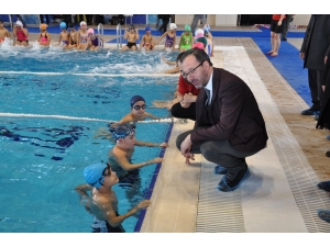 Bakan Kasapoğlu, Kars Olimpik Yüzme Havuzu’nda Çocuklarla Buluştu