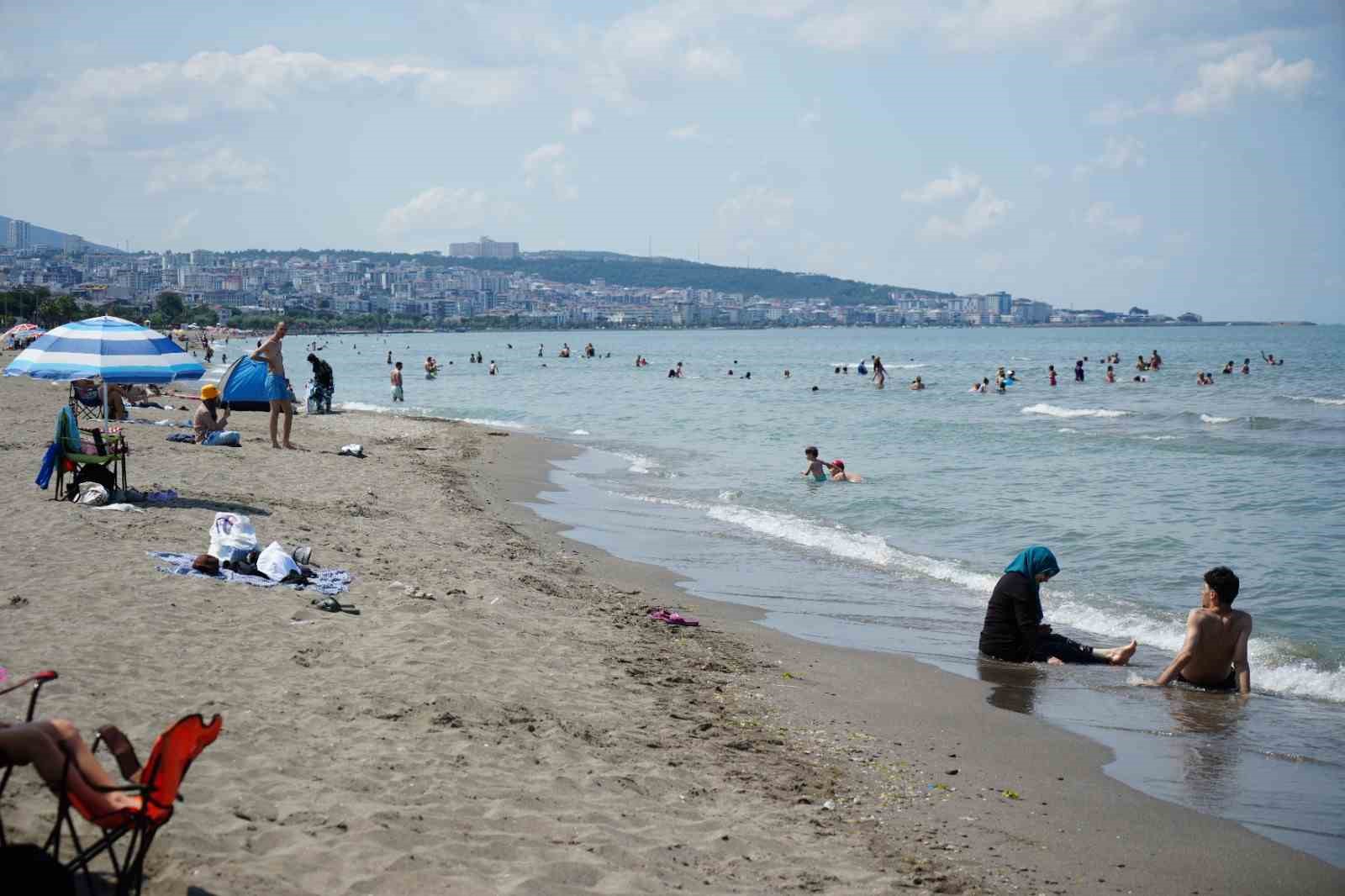 samsun-da-dalga-ve-ruzgar-alarmi-denize-girmeyin-cagrisi