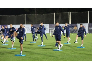 Fenerbahçe’de Kamp Çalışmaları Sürüyor