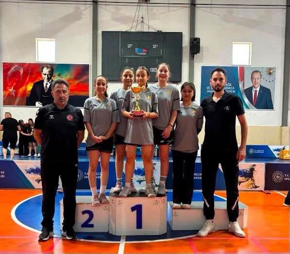 erzincan-analig-badmintonda-kiz-ve-erkeklerde-grup-birincisi-oldu