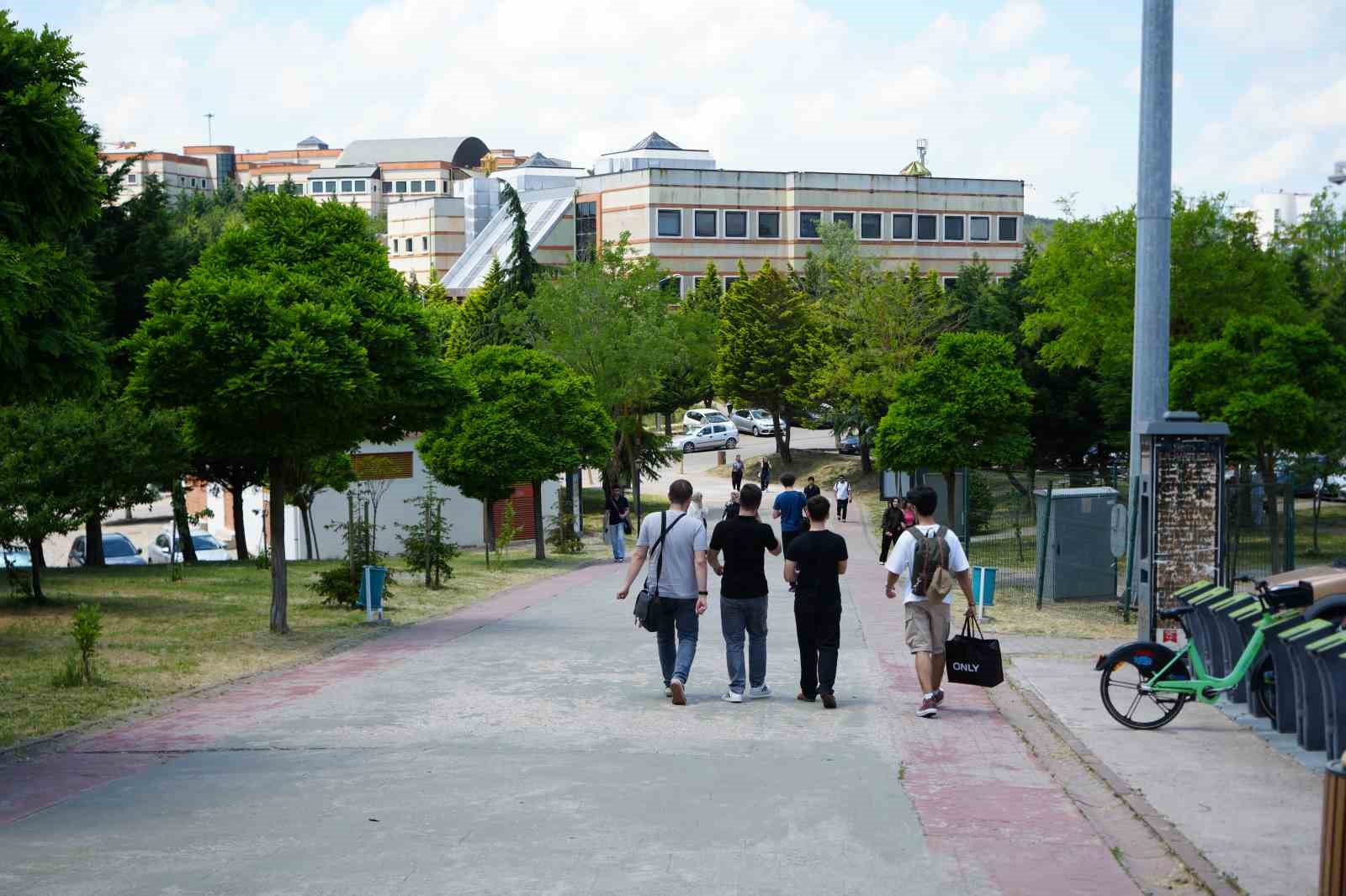 kocaeli-universitesi-nde-sahipsiz-kopekler-azaldi-ogrencilerin-endisesi-bitmedi