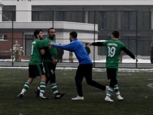 Hakeme Tokat Atan Oyuncu 11 Maç Ceza Aldı