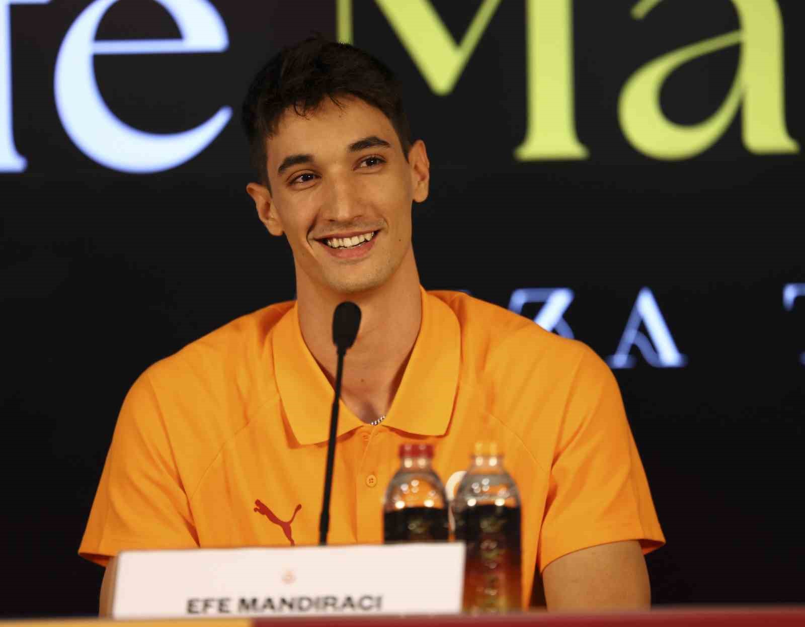 galatasaray-yeni-transferi-efe-mandiraci-icin-imza-toreni-duzenledi