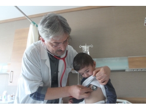 Çocuklarda Boğaza Kaçan Cisimlere Bilinçli Müdahale Hayat Kurtarabilir