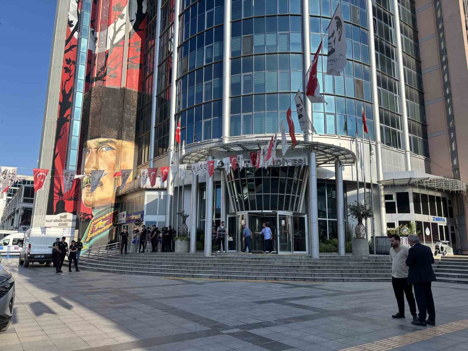izmit-belediye-baskani-hurriyet-ve-esi-gozaltina-alindi