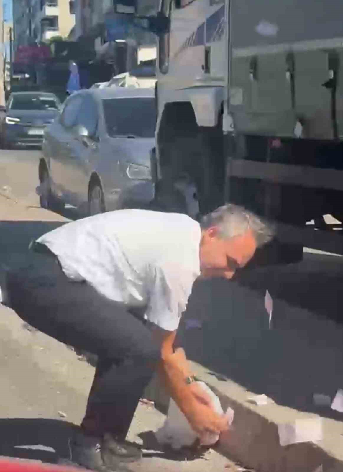 deste-deste-paralar-yola-sacildi-trafik-tamamen-durdu