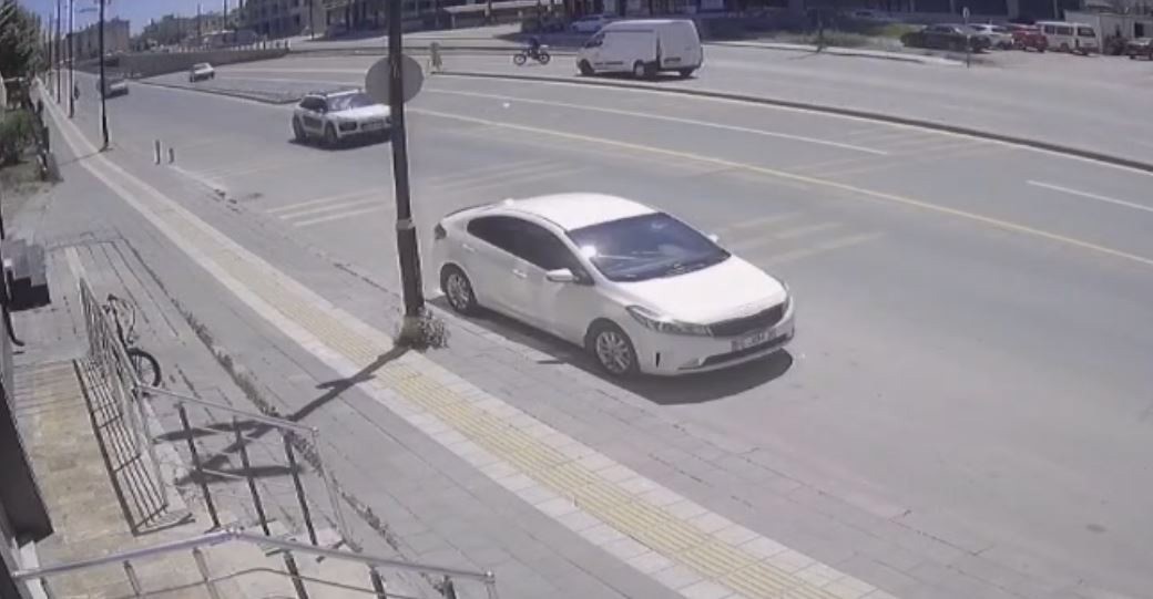 panelvanin-carptigi-elektrikli-bisiklet-surucusu-agir-yaralandi