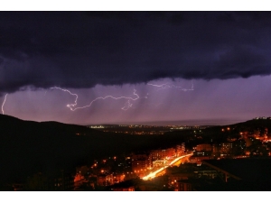 Hatay’da Şimşekler Geceyi Aydınlattı
