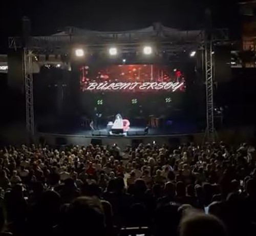 kusadasi-avm-de-sahne-alan-bulent-ersoy-dan-agza-alinmayacak-kufurler