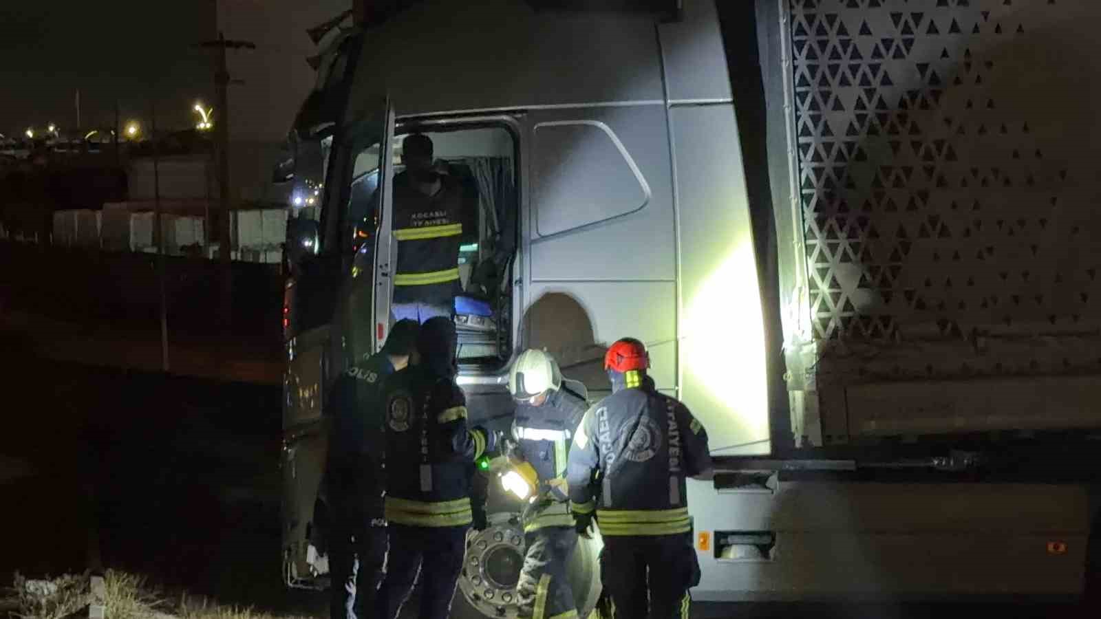 yoldan-cikan-tir-bariyerleri-asti-surucu-kayiplara-karisti