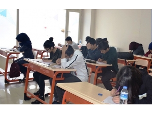 ‘Altın Ödüllü Bursluluk Sınavına’ İlgi Büyüktü